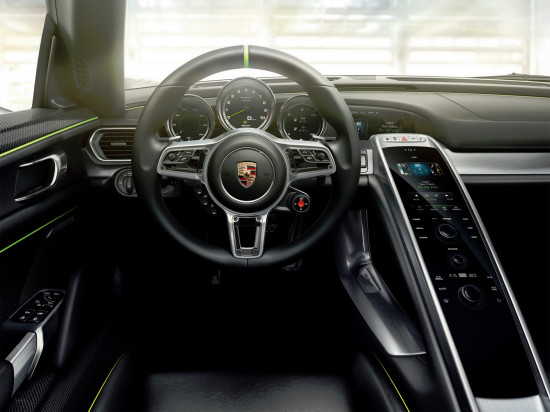 интерьер салона Porsche 918 Spyder