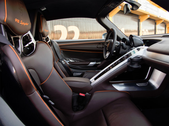 интерьер салона Porsche 918 Spyder
