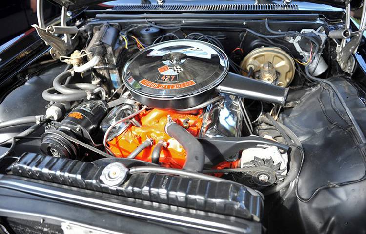 Фото моторного отсека Chevrolet Impala 1967-го года