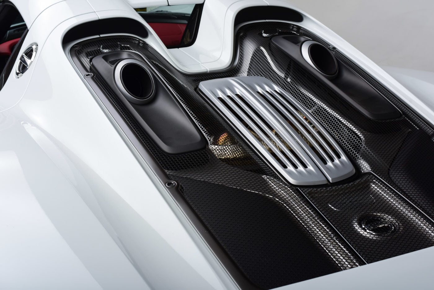 Porsche 918 Spyder Specs include elegant exhaust