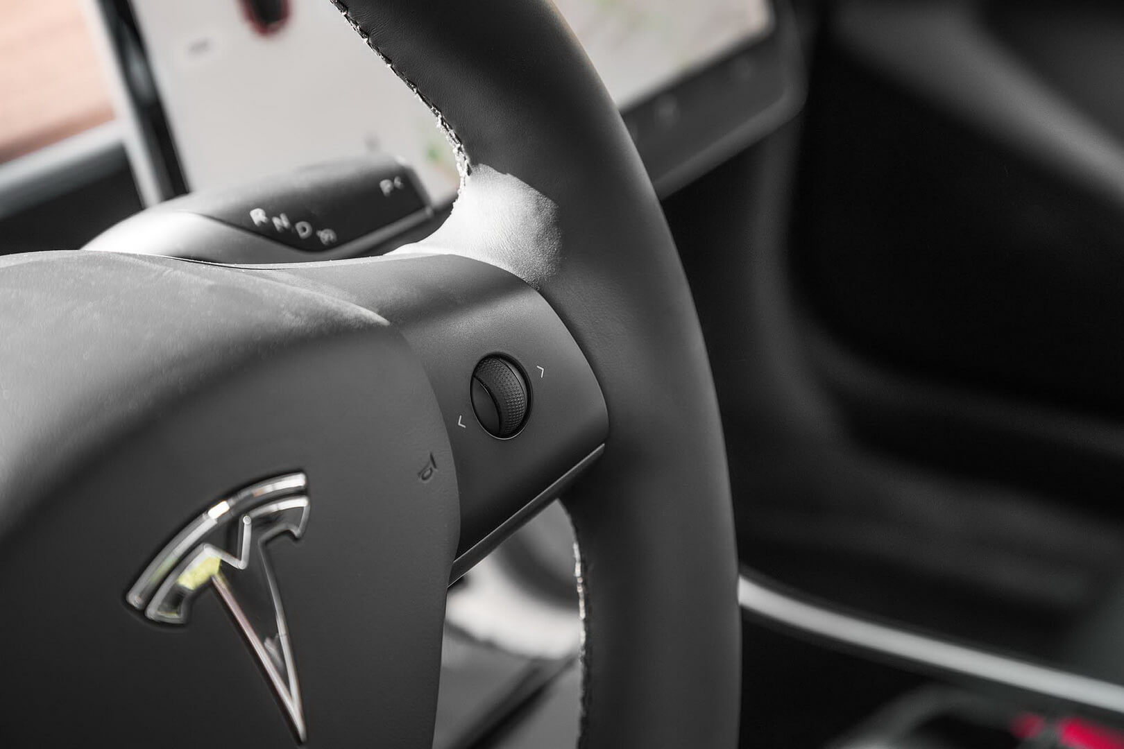 Рулевое колесо в Tesla Model 3