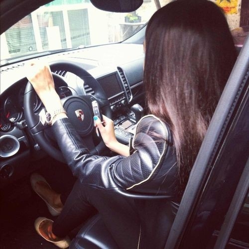 Девушка в машине за рулем без лица на аву012
