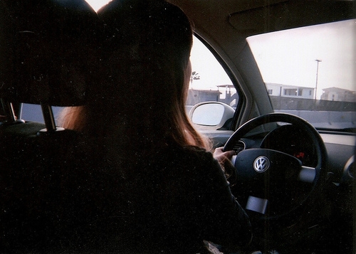 Девушка в машине за рулем без лица на аву013