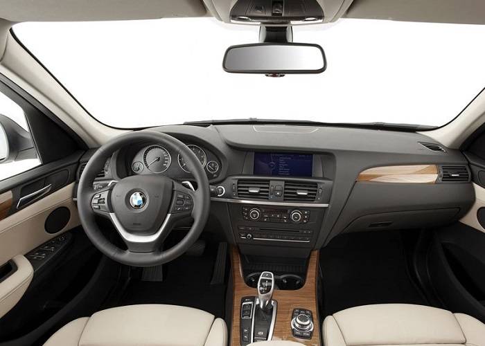 Одно из главных достоинств BMW X3 - стильный дизайн просторного салона