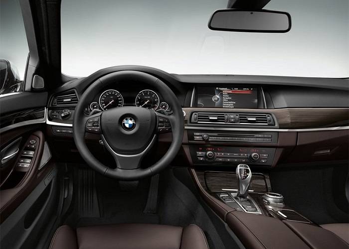 Интерьер кроссовера BMW X5 впечатляет своим дизайном и опциональностью