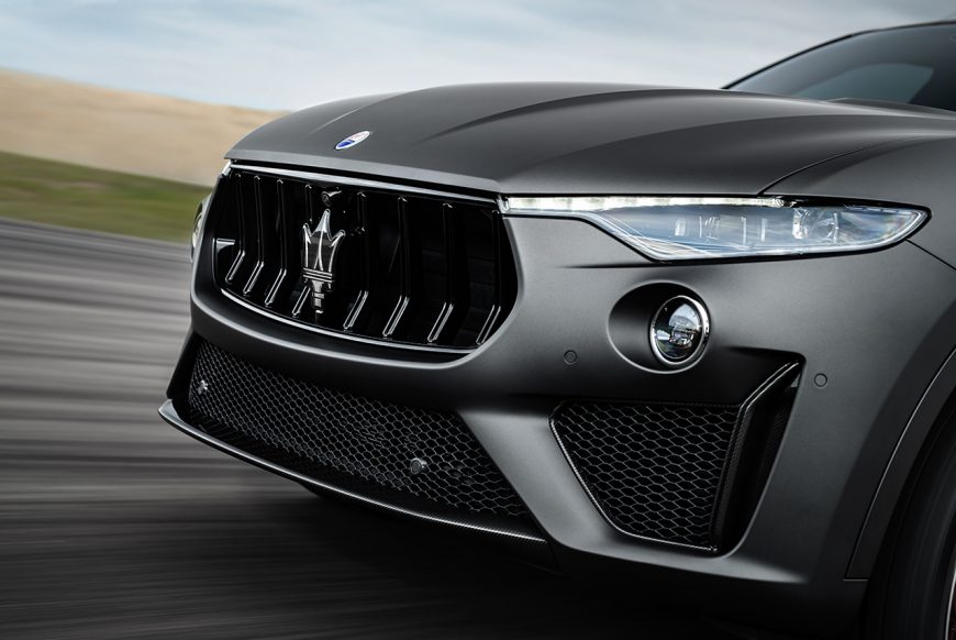 Levante Trofeo – chrome black front grille and adaptive headlights